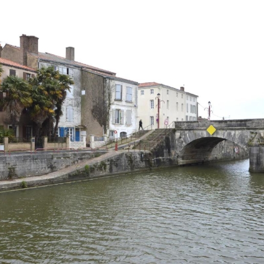  Marie-Paule GUILLEMET immobilier : Building | MARANS (17230) | 300 m2 | 212 000 € 
