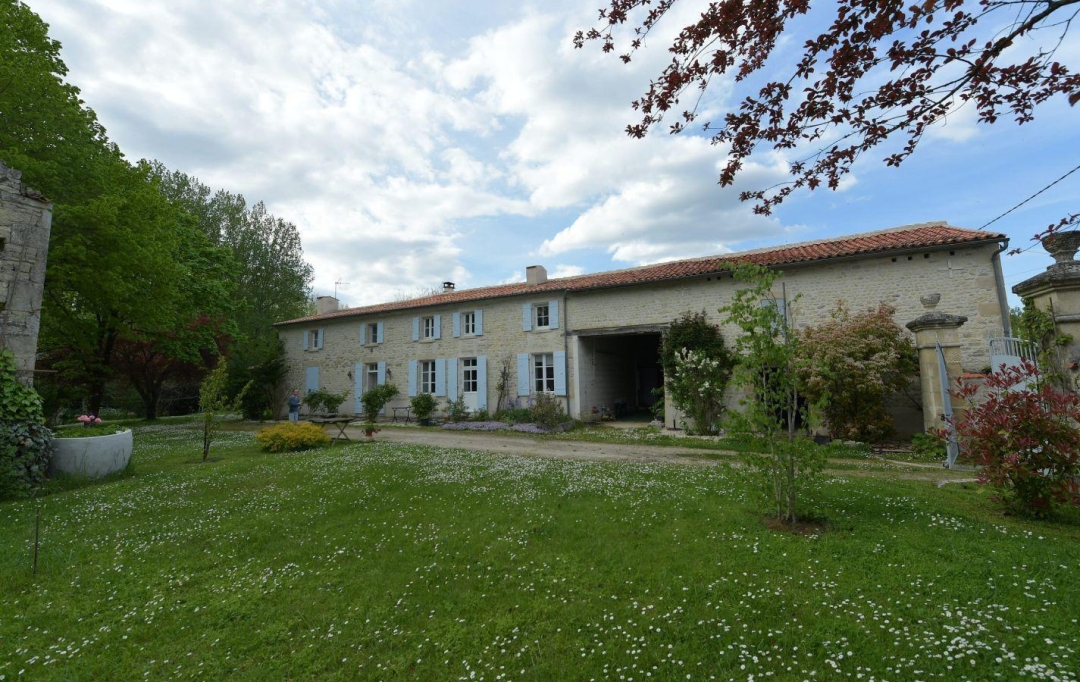 Annonces LAROCHELLE : Maison / Villa | SURGERES (17700) | 293 m2 | 395 000 € 