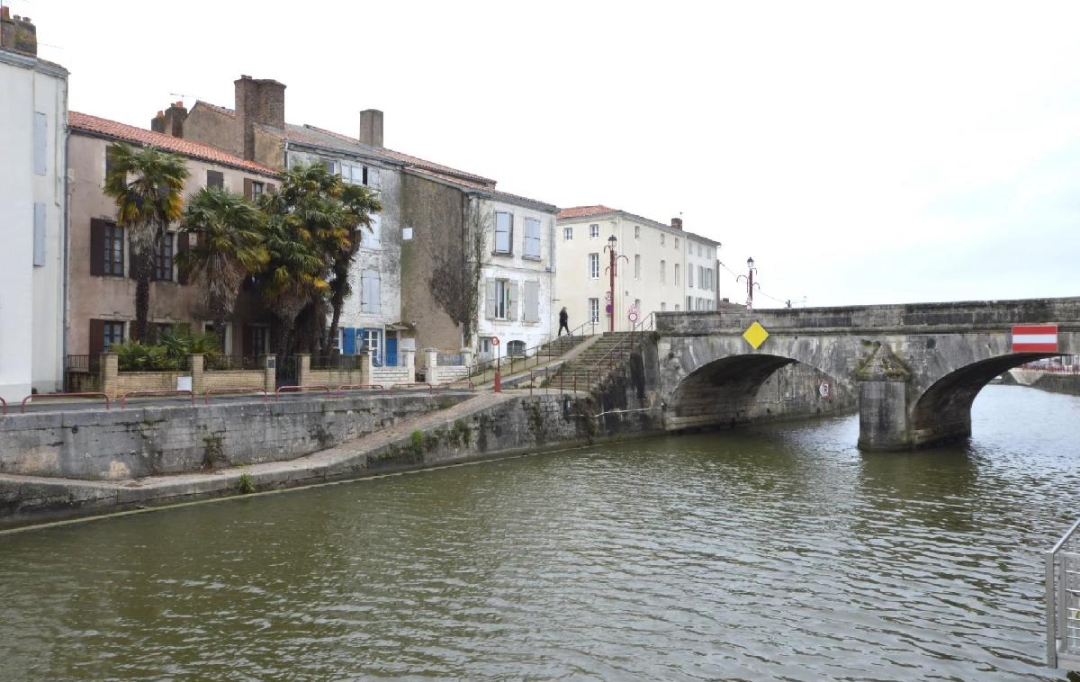 Marie-Paule GUILLEMET immobilier : Building | MARANS (17230) | 300 m2 | 212 000 € 